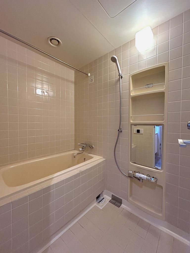 バス・シャワールーム　浴室乾燥機、追い焚き機能付バス