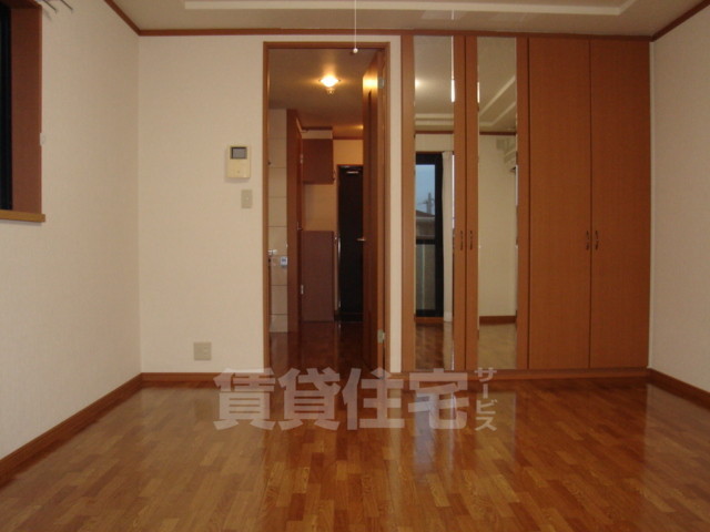 居室・リビング　洋室(出窓・姿鏡)