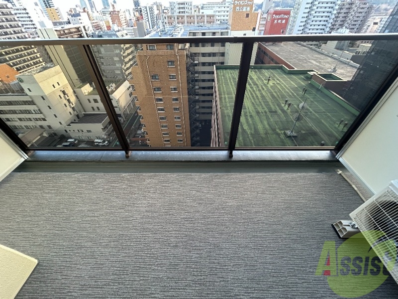 バルコニー　ベランダに出てみました。非常に広く、プチ菜園も出来ますね。