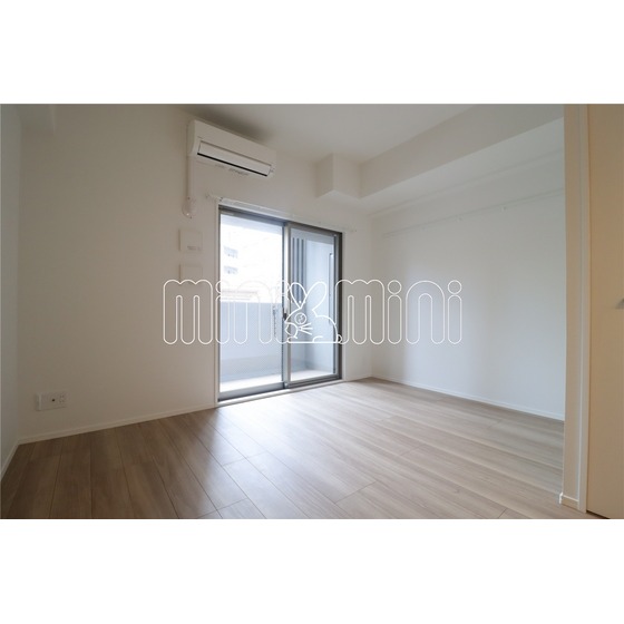 居室・リビング　反転参考写真