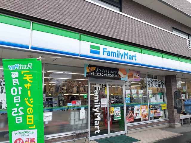 コンビニ　ファミリーマート（コンビニ）まで493m