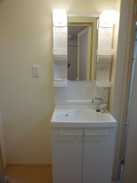 洗面設備　脱衣所には洗面台と洗濯機置場があります