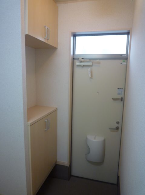 玄関　単身者には十分すぎる下駄箱