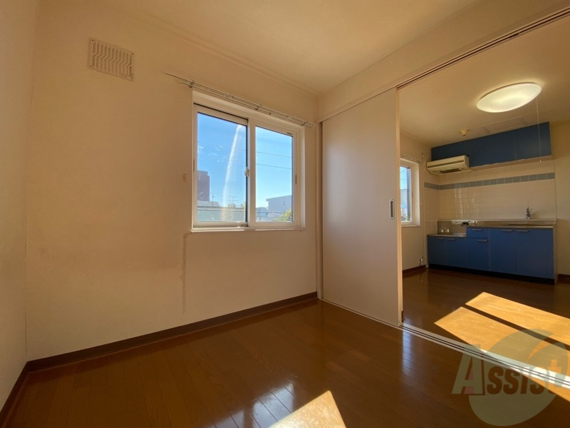 その他部屋・スペース　寝室はこちらです。光が差し込む、温かみのあるお部屋です。