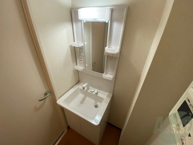 洗面設備　シャンプードレッサー。身支度はここでばっちりですね。