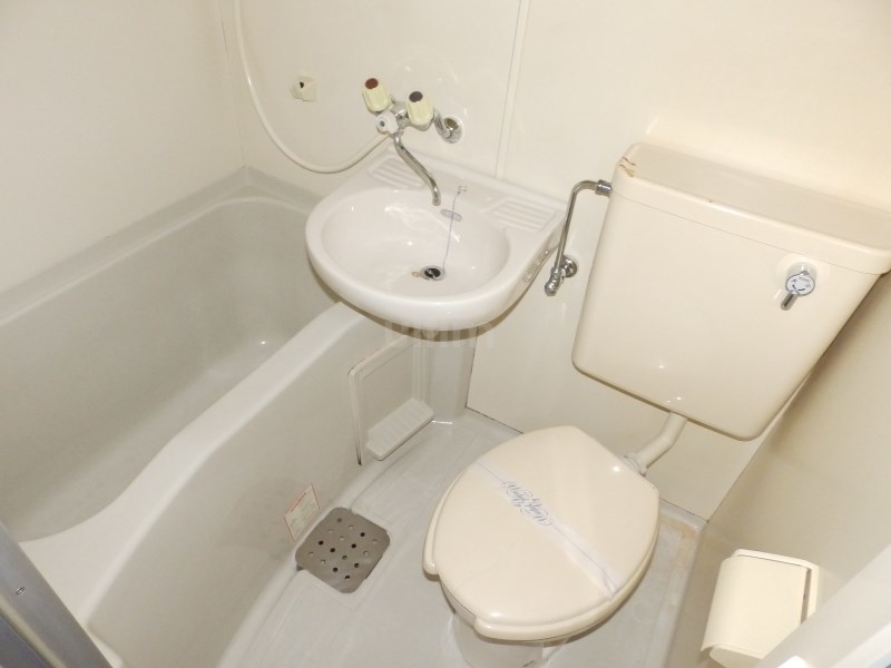 バス・シャワールーム　※同タイプの他のお部屋です