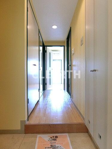 玄関　共有部からの室内※同タイプ別部屋前回募集時2021.5撮影