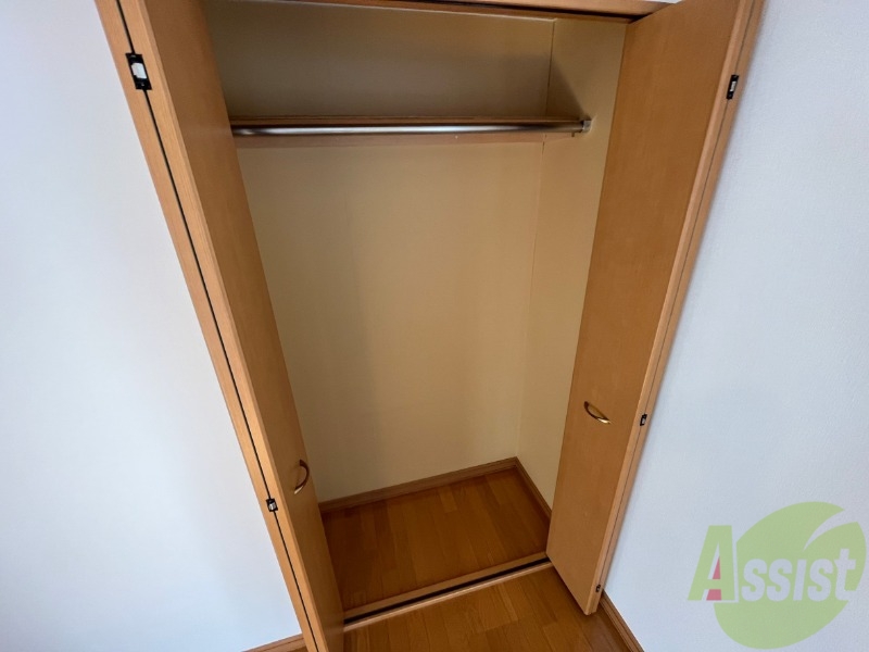 収納　こちらの収納にはハンガーをかけて服もしまえますね。