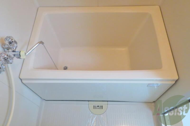 バス・シャワールーム　浴槽はこんな感じでゆっくり浸かれそうです。
