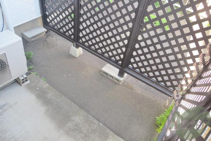 バルコニー　広くて晴れた日には洗濯物も外に干すことも出来ますね。