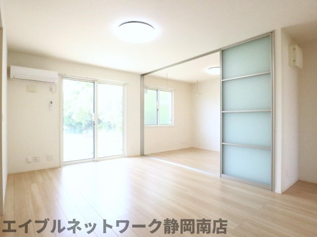 居室・リビング　ゆったり過ごせる居間です