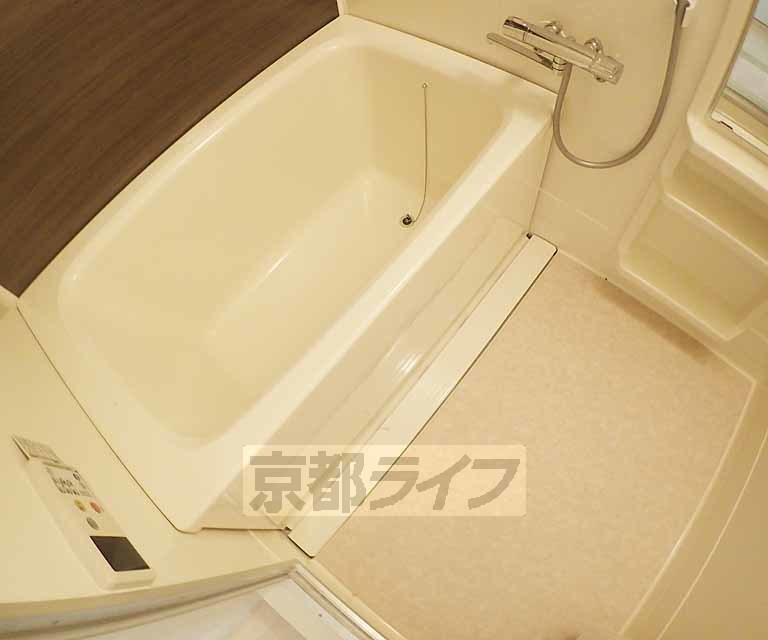 バス・シャワールーム　清潔感のあるバスルームです。