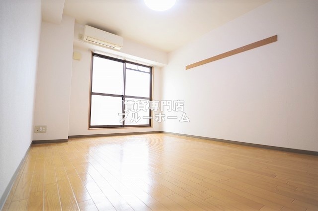 居室・リビング　8.5帖の明るい洋室！