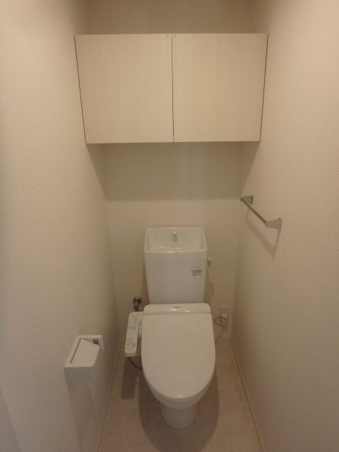 トイレ　反転した間取りの部屋の室内写真です