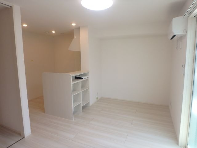 居室・リビング　反転した間取りの部屋の室内写真です