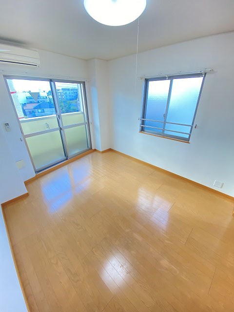 居室・リビング　こちらの居間で趣味の時間をお楽しみください