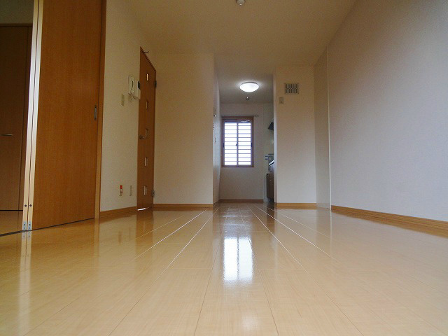 居室・リビング　キッチンの隣に広々リビングです。