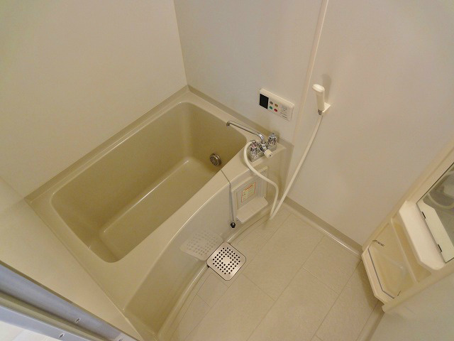 バス・シャワールーム　広めのお風呂で追い焚き機能も付いています。