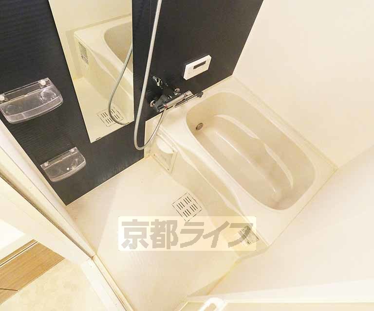 バス・シャワールーム　清潔感のあるバスルームです。