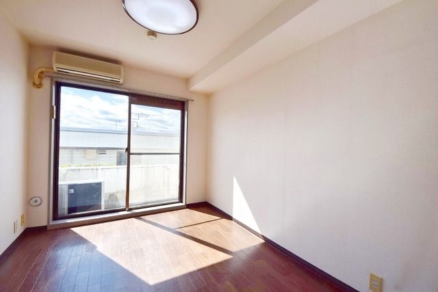 居室・リビング　★フローリングの洋室です★