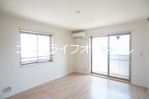 居室・リビング　12.8帖のリビングエアコン付きで快適に過ごせます