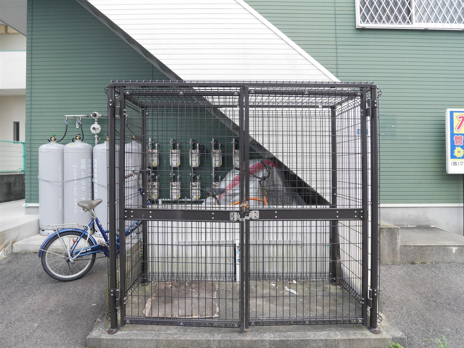 駐車場　ゴミ捨て場