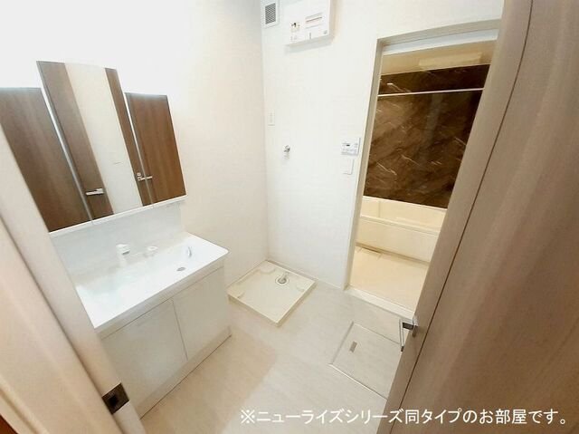 洗面設備　ゆったりとスペースのある洗面所
