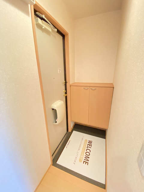 玄関　＊同物件反転タイプ室内写真です。