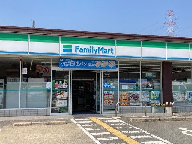 コンビニ　ファミリーマート 綾部下八田店（コンビニ）まで400m