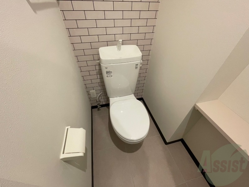 トイレ　トイレです。タオル掛けもついて便利ですね。