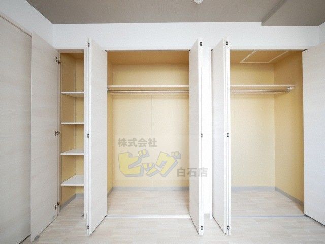 収納　壁一面の広々クローゼット付きです♪
