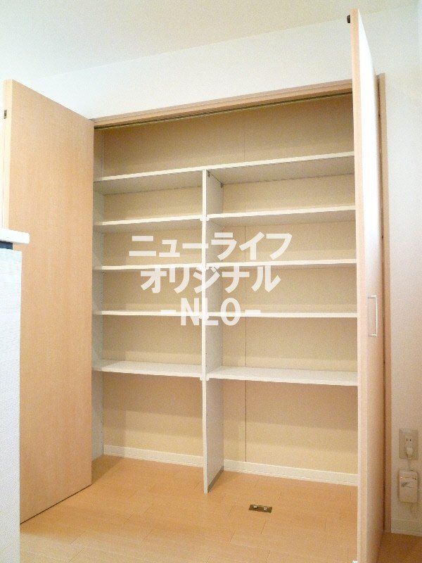 収納　棚付き収納で小物などの収納もしやすいです！