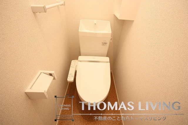 トイレ　嬉しいウォシュレット付きです。