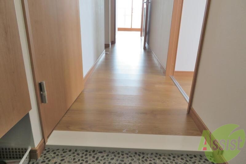 玄関　玄関からの写真になります。フラットな玄関です。