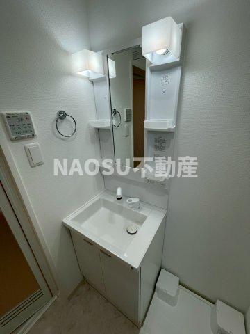 洗面設備　明るい洗面所です