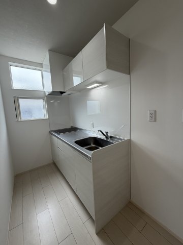キッチン　※写真は205号室(反転タイプです) ※クリーニング前の写真
