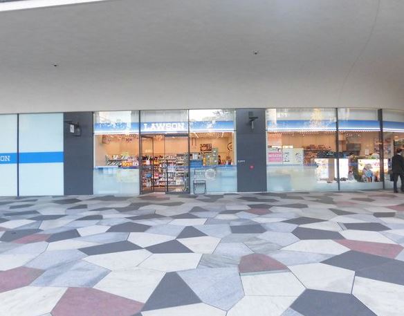 コンビニ　ローソンサテライト 新宿イーストサイドスクエア店（コンビニ）まで150m