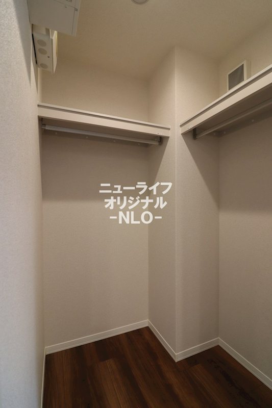 収納　収納力に優れたハンガーパイプ付きウォークインクローゼット。