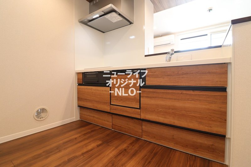 キッチン　サッと拭きあげられてお掃除も簡単なIHクッキングヒーター。