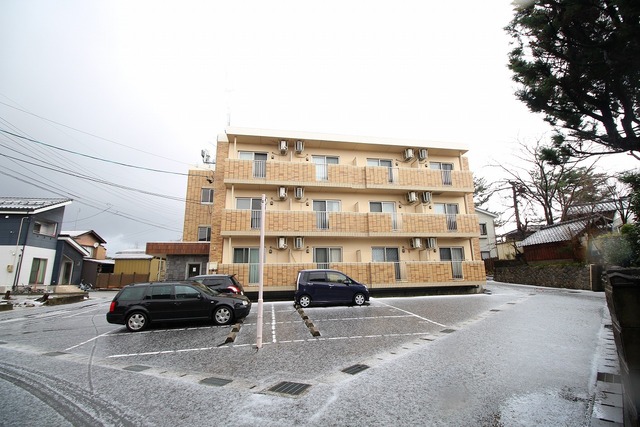 建物外観　鉄筋コンクリート造３階建てのマンション