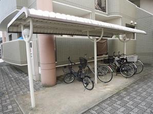 その他共有部分　雨の日でも安心の屋根付き駐輪場