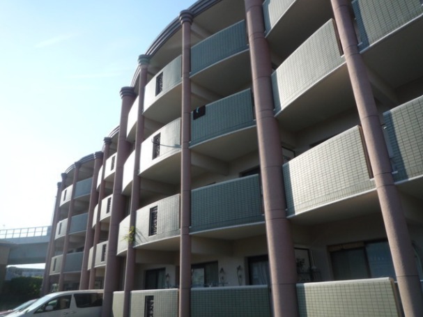 建物外観　存在感のある物件ですね