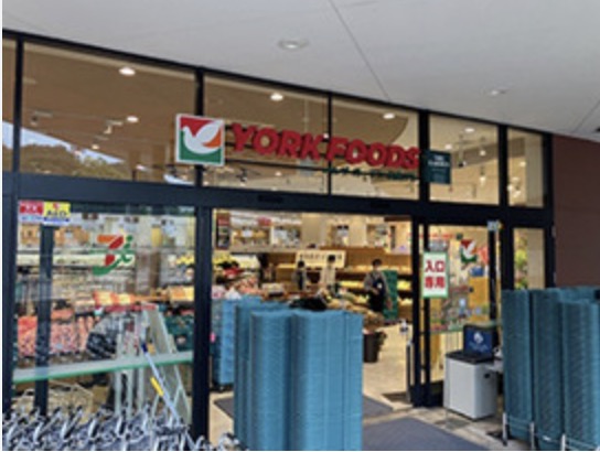 スーパー　ヨークフーズwithザ・ガーデン自由が丘小豆沢店（スーパー）まで304m
