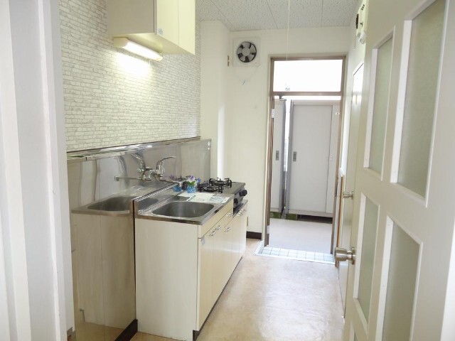 玄関　同物件別部屋の写真転用