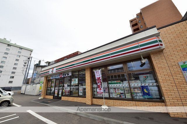 コンビニ　セブン－イレブン札幌南１１条西９丁目店（コンビニ）まで62m