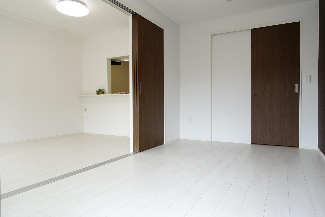 その他部屋・スペース　リビングからの開口が広く広々と使えるお部屋♪