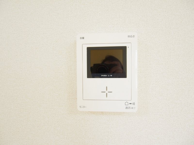 セキュリティ　来客者が確認できるモニター付きインターホン。