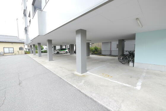 駐車場　屋根付き駐車場