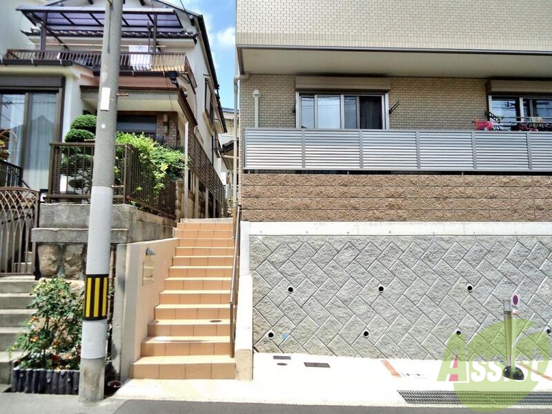 エントランス　マンション入り口はこんな感じです。