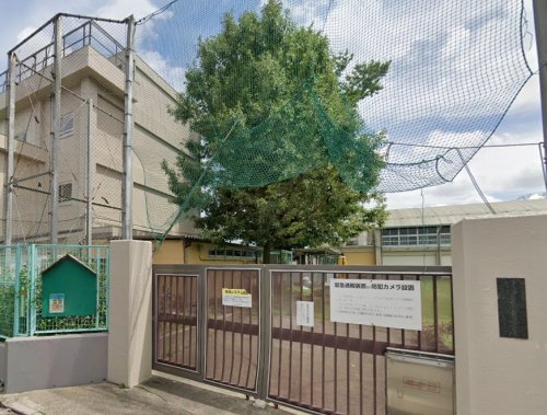 小学校　杉並区立高井戸第三小学校（小学校）まで724m